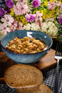 Domuz eti, sosis ve mantarlı lahana yahnisi. Bigos - geleneksel Polonya mutfağı.