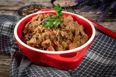 Bigos. Etli lahana turşusu, kurutulmuş mantar ve sosis. Geleneksel Polonya mutfağı..