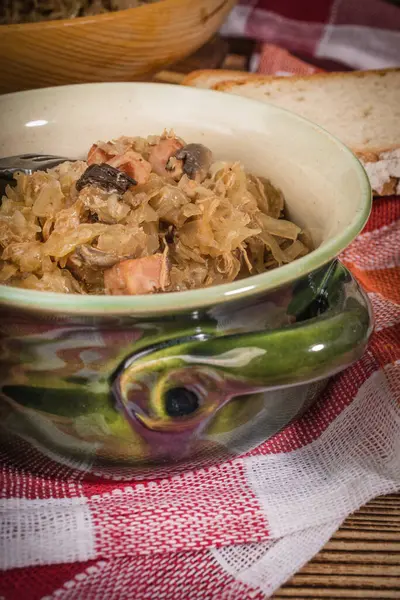 Bigos - etli lahana, kurutulmuş mantar ve füme sosis. Geleneksel Polonya mutfağı..