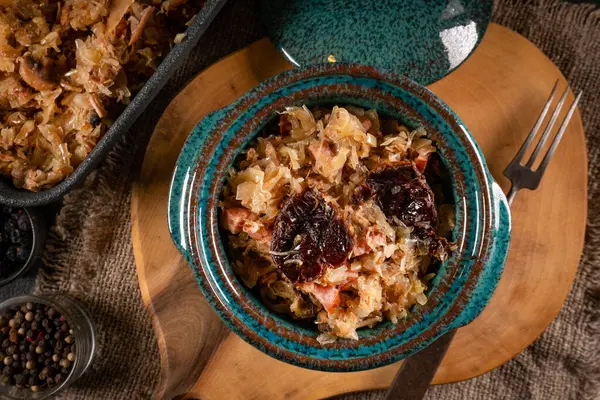 Domuz eti, sosis ve mantarlı lahana yahnisi. Bigos - geleneksel Polonya mutfağı. Üst görünüm.