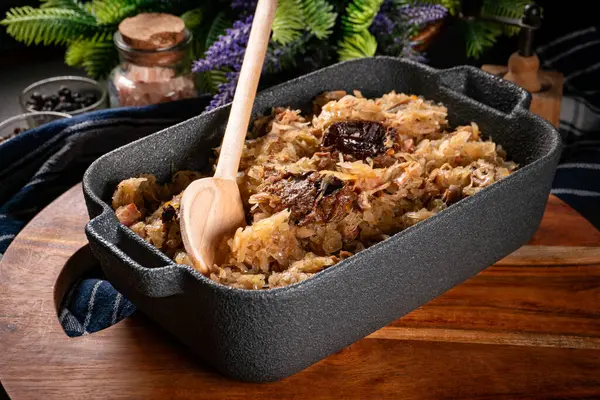 Domuz eti, sosis ve mantarlı lahana yahnisi. Bigos - geleneksel Polonya mutfağı.