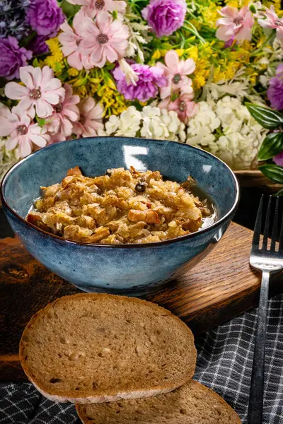 Domuz eti, sosis ve mantarlı lahana yahnisi. Bigos - geleneksel Polonya mutfağı.