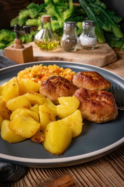 Tabakta patates kızartmasıyla servis edilen köfteler..