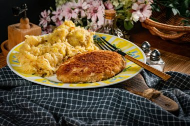 Kıymalı pirzola, haşlanmış lahana ve patates. Sığ alan derinliği.