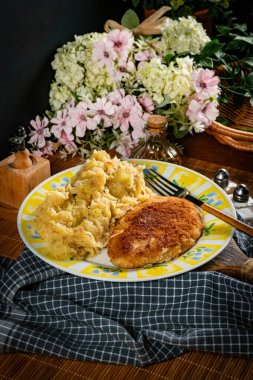 Kıymalı pirzola, haşlanmış lahana ve patates. Sığ alan derinliği.