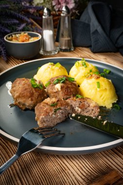 Peynirli köfte ve tabakta haşlanmış patates..