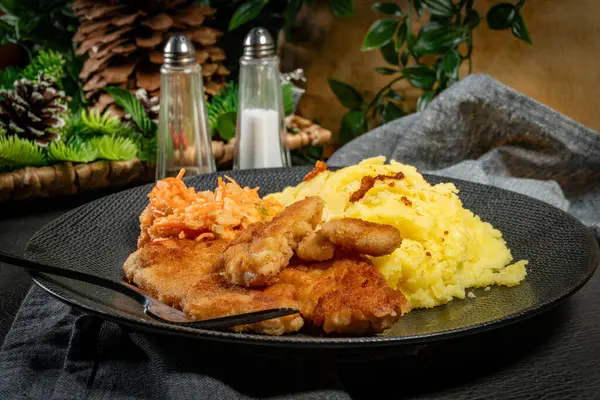 Haşlanmış patates ve salata ile servis edilen haşlanmış tavuk göğsü filetosu..