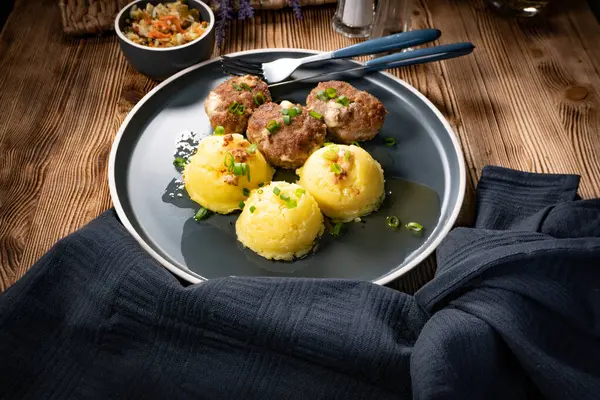 Peynirli köfte ve tabakta haşlanmış patates..