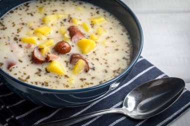 Patates ve füme et ile ekşi çorbası.