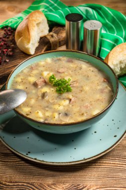 Sosis ve patatesli çavdar unundan yapılan ekşi çorba. Küçük alan derinliği.