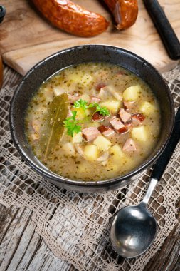 Patates ve sosisli ekşi çorba..