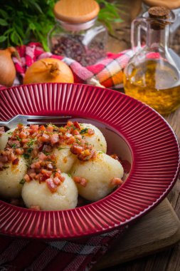 Pastırma, soğan ve bir plaka üzerinde ham patates köfte.