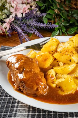 Fırında patatesli sığır eti. Seçici odak.