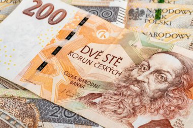 Çek Cumhuriyeti 'nin banknotu Polonya para biriminin arka planına karşı.