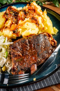 Lezzetli domuz pirzolası, patates püresi ve salata..