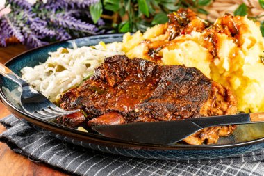 Lezzetli domuz pirzolası, patates püresi ve salata..
