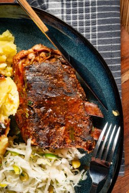 Lezzetli domuz pirzolası, patates püresi ve salata..