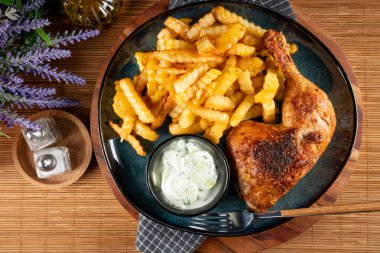 Kızarmış tavuk budu ve patates kızartması. Seçici odak.