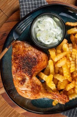 Kızarmış tavuk budu ve patates kızartması. Seçici odak.