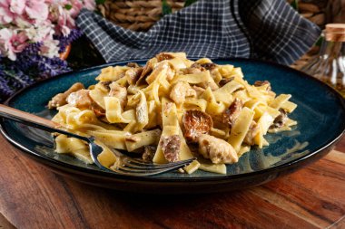 Tavuk parçaları ve safran süt kapaklı makarna. Seçici odak.