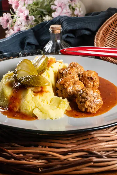 Ev yapımı hızlı yemek. Köfte, domuz eti ve üzerine kırmızı biber sosu sürülmüş patates püresi. Seçici odak.
