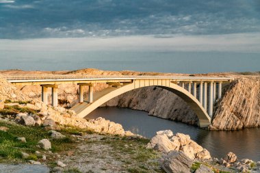 Pag Köprüsü 'nden Pag Adası' na Güneşin doğuşunun güzel sabah ışığında.