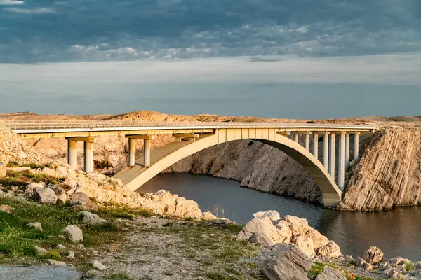 Pag Köprüsü 'nden Pag Adası' na Güneşin doğuşunun güzel sabah ışığında.