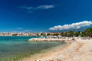 Novalja liman kenti ve turkuaz deniz manzarası.