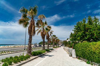 Novalja liman kenti ve turkuaz deniz manzarası.