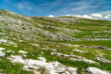 Dinarik Dağları biyolojik çeşitlilik açısından zengindir, engebeli güzellik bakımından ve doğa aşıkları için fantastik yürüyüş yolları..