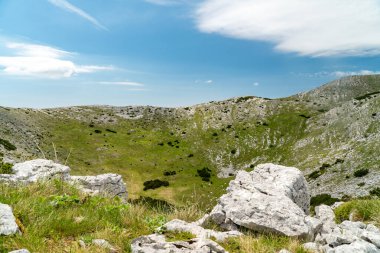 Dinarik Dağları biyolojik çeşitlilik açısından zengindir, engebeli güzellik bakımından ve doğa aşıkları için fantastik yürüyüş yolları..
