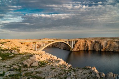 Pag Köprüsü 'nden Pag Adası' na Güneşin doğuşunun güzel sabah ışığında.