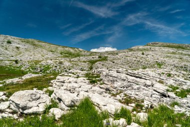 Dinarik Dağları biyolojik çeşitlilik açısından zengindir, engebeli güzellik bakımından ve doğa aşıkları için fantastik yürüyüş yolları..
