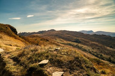 Sonbahar dağ manzarası. Bieszczady Dağları, Polonya.