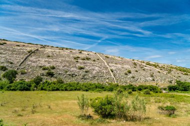 Aziz Vitus Dağı 'nın (Sveti Vid) tepesine yürüyüş yolu Pag adasının en yüksek zirvesi..