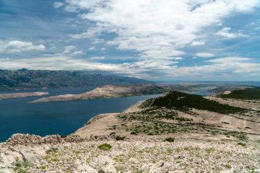 Aziz Vitus Dağı 'nın (Sveti Vid) tepesine yürüyüş yolu Pag adasının en yüksek zirvesi..