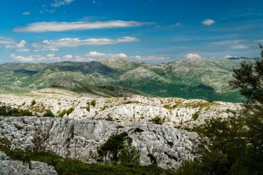 Dinarik Dağları biyolojik çeşitlilik açısından zengindir, engebeli güzellik bakımından ve doğa aşıkları için fantastik yürüyüş yolları..