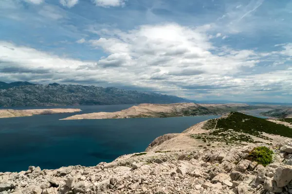 Aziz Vitus Dağı 'nın (Sveti Vid) tepesine yürüyüş yolu Pag adasının en yüksek zirvesi..