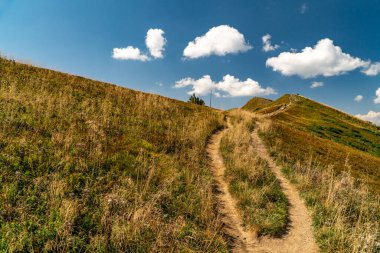 Dağların tepelerine bakan yürüyüş izleri..