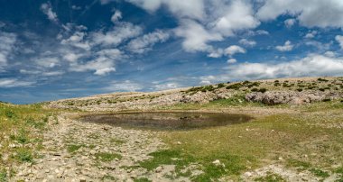 Aziz Vitus Dağı 'nın (Sveti Vid) tepesine yürüyüş yolu Pag adasının en yüksek zirvesi..