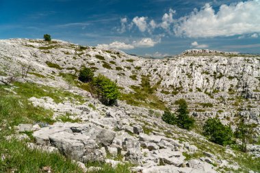 Dinarik Dağları biyolojik çeşitlilik açısından zengindir, engebeli güzellik bakımından ve doğa aşıkları için fantastik yürüyüş yolları..
