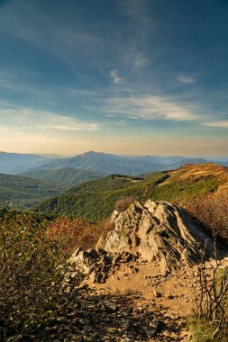 Sonbahar dağ manzarası. Bieszczady Dağları, Polonya.