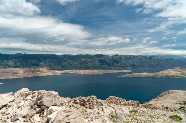 Aziz Vitus Dağı 'nın (Sveti Vid) tepesine yürüyüş yolu Pag adasının en yüksek zirvesi..