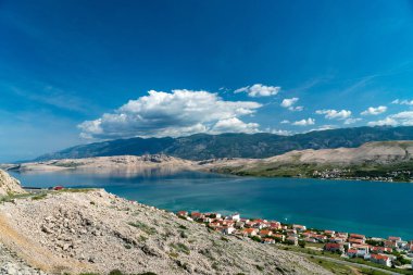 Pag şehri ve Adriyatik denizi manzarası. Pag Adası.
