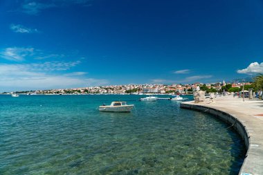Novalja liman kenti ve turkuaz deniz manzarası.