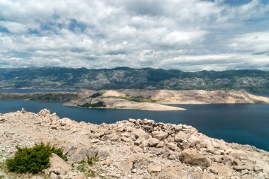 Aziz Vitus Dağı 'nın (Sveti Vid) tepesine yürüyüş yolu Pag adasının en yüksek zirvesi..