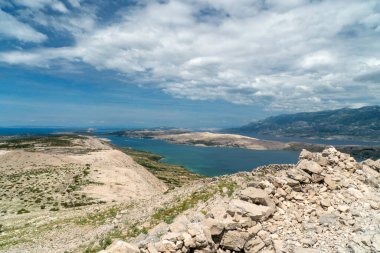 Aziz Vitus Dağı 'nın (Sveti Vid) tepesine yürüyüş yolu Pag adasının en yüksek zirvesi..