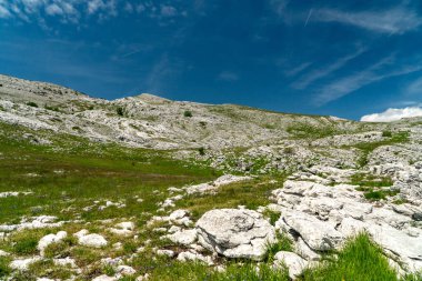 Dinarik Dağları biyolojik çeşitlilik açısından zengindir, engebeli güzellik bakımından ve doğa aşıkları için fantastik yürüyüş yolları..
