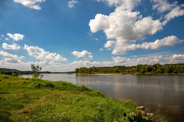 Polonya 'nın en uzun nehri Kazimierz Dolny yakınlarında.