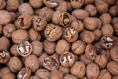 Pazar masasına ceviz koy.